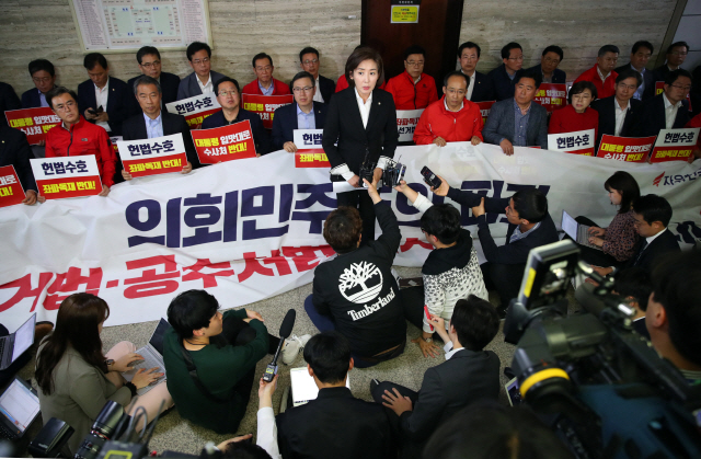 지난해 국회 패스트트랙 당시 자유한국당 의원들./연합뉴스