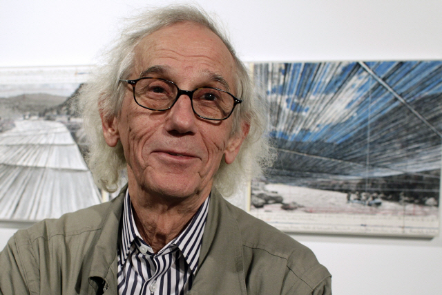 섬·다리·공원 등 랜드마크를 포장하는 독특한 예술로 주목받은 대지예술가 크리스토가 84세를 일기로 별세했다. /AP연합뉴스