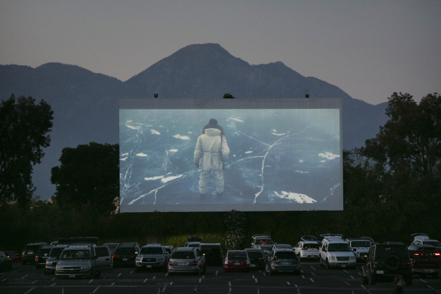 지난 달 28일 미국 캘리포니아 몽클레어의 자동차 극장에서 영화가 상영되고 있다./AP연합뉴스