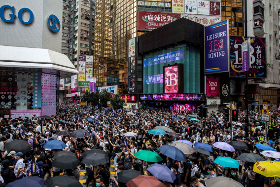 중국의 국가보안법 제정 움직임에 반발한 홍콩 시민들이 지난달 24일 시위에 참여하기 위해 번화가인 코즈웨이베이를 가득 메우고 있다. /연합뉴스