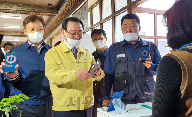 현대자동차 하언태(왼쪽부터) 사장과 송철호 울산시장, 이상수 노조 지부장이 지난 4월 22일 울산 북구의 한 식당에서 울산페이로 음식값을 지불하고 있다. /서울경제DB