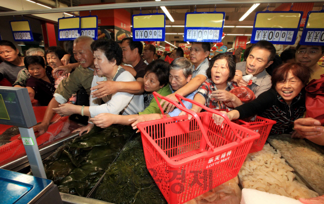 중국 장쑤성 롯데마트에서 소비자들이 제품을 구입하기 위해 줄서있다. /서울경제DB