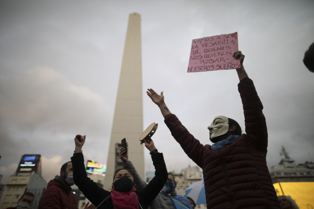 지난달 30일(현지시간) 아르헨티나 부에노스아이레스에 모인 사람들이 코로나19 확산을 막기 위해 시행 중인 봉쇄조치를 끝내라고 요구하는 시위를 벌이고 있다. /AP연합뉴스
