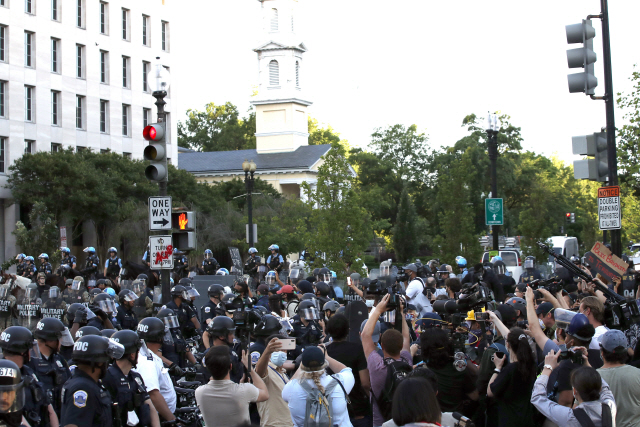 1일(현지시간) 시위자들이 미 워싱턴DC 백악관 근처에서 운집하고 있다./AP연합뉴스