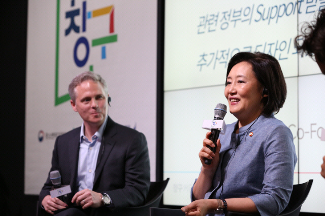 박영선(오른쪽) 중기부 장관과 사이먼 칸 구글 부사장이 작년 7월 25일 서울 대치동 구글캠퍼스에서 열린 창구프로그램 출정식 ‘밋-업 데이(Meet-Up Day)’에서 ‘창구기업과의 대화’를 하고 있다. /사진제공=중기부