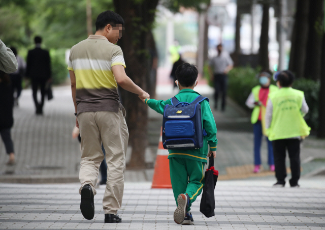 2일 오전 서울의 한 초등학교에서 어린이가 등교하고 있다. 수도권을 중심으로 신종 코로나바이러스 감염증(코로나19)의 산발적인 발생이 잇따르는 가운데 3일부터 초·중·고 학생 178만명이 추가로 등굣길에 오른다. 고1·중2·초3∼4학년들의 등교 수업이 시작된다./연합뉴스