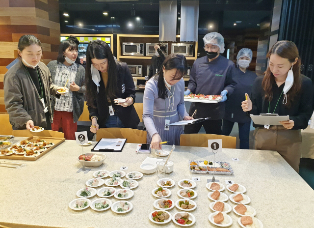 지난 5월19일 서울 강남구 BGF리테일 본사에서 열린 신상품 품평회에서 직원들이 시제품을 시식하고 있다. /사진제공=BGF리테일