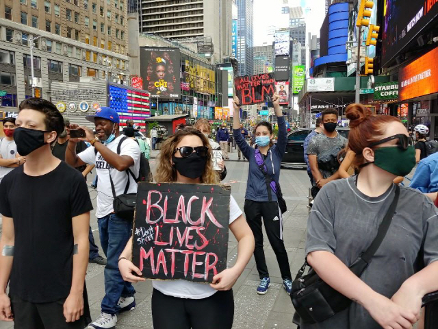 지난 1일(현지시간) 오후 미국 뉴욕 맨해튼의 타임스스퀘어에서 인종차별에 항의하는 시위가 열리고 있다. /연합뉴스