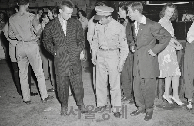 주트 슈트를 입은 1940년대 미국 젊은이들./위키피디아