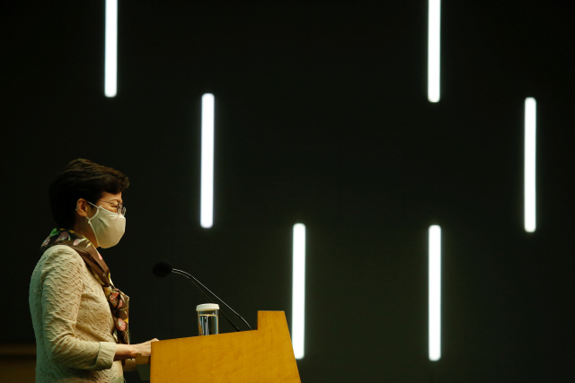 홍콩 행정수반인 캐리 람 행정장관이 2일(현지시간) 코로나19 예방 마스크를 쓴 채 ‘홍콩 보안법’ 관련 기자회견에서 발언하고 있다./로이터연합뉴스