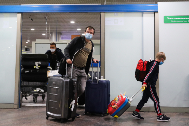 1일 미국 마이애미에서 러시아 이용해 모스크바 셰레메티예보 국제공항에 도착한 이들이 입국장을 나서고 있다. /타스연합뉴스