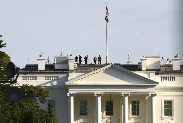 미국 백악관 비밀경호국(SS) 요원들이 2일(현지시간) 백악관 지붕 위에서 흑인사망 관련 시위를 지켜보고 있다. /UPA연합뉴스
