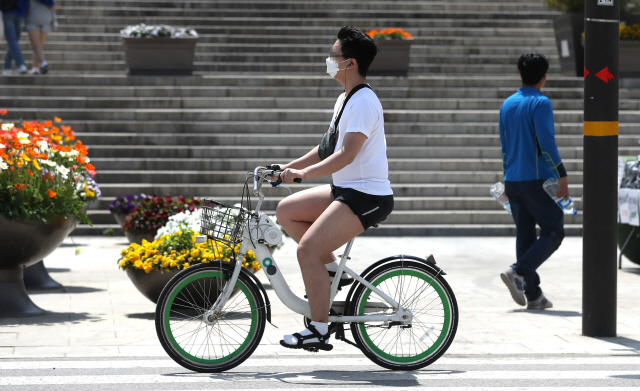 5월 7일 서울 여의도 한강공원에서 시민이 자전거를 타고 있다./연합뉴스