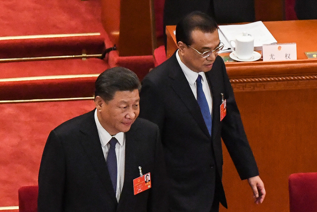 시진핑 중국 국가주석(왼쪽)과 리커창 국무원 총리가 22일 전국인민대표대회 개막식에 참석해 자리에 착석하고 있다. /AFP연합뉴스