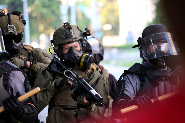 1일(현지시간) 미국 애틀란타에서 주 방위군이 고무탄 총을 시위대를 향해 겨냥하고 있다./로이터연합뉴스