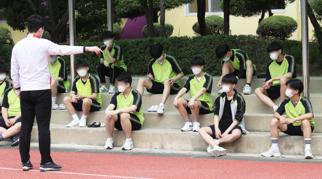 3일 오전 경기도 과천시 별양동 과천고등학교에서 1학년 학생들이 마스크를 착용하고 체육 수업을 받고 있다. /과천=연합뉴스