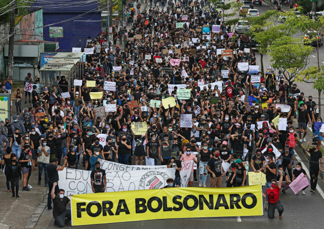 브라질의 자이르 보우소나루 대통령의 탄핵을 요구하는 시위대가 2일(현지시간) 마나우스에서 ‘민주주의를 위한 아마조나스’라 불리는 반파시즘 행진을 하고 있다. /AFP연합뉴스