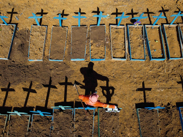 브라질 마나우스의 노사 세뇨라 아파레시다 묘지에 무덤 파는 일꾼이 서 있는 모습. 이곳에서는 매일 수많은 코로나19 사망자들이 안장되고 있다. /AFP연합뉴스