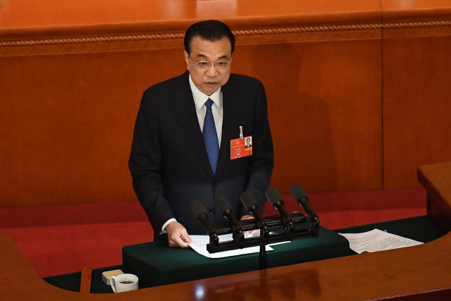 리커창 중국 총리가 지난 5월22일 베이징 인민대회당에서 열린 전인대 첫날 회의에서 경제정책 기조가 담긴 정부공작보고를 발표하고있다./AFP연합뉴스
