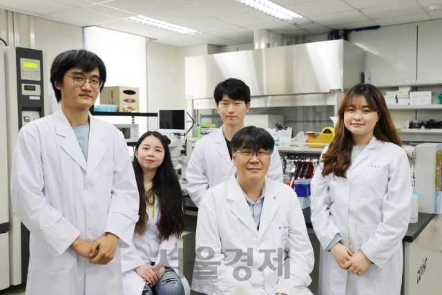 김대환(앞줄 가운데) DGIST 교수와 유희철(왼쪽부터), 전은빈, 김홍래, 이현민 학생이 연구실에서 포즈를 취하고 있다.