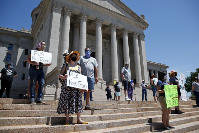 지난달 18일(현지시간) 미국 오클라호마주에서 시위자들이 실업수당을 달라고 요구하고 있다./AP연합뉴스