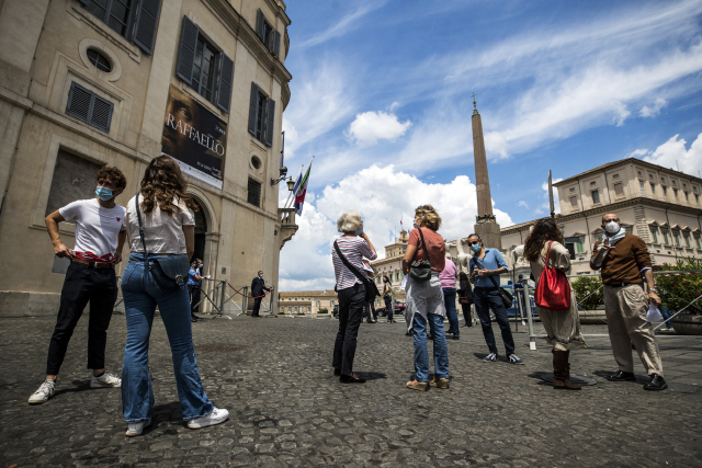 3일(현지시간) 이탈리아 로마에서 관광객들이 전시회 입장을 기다리고 있다./EPA연합뉴스