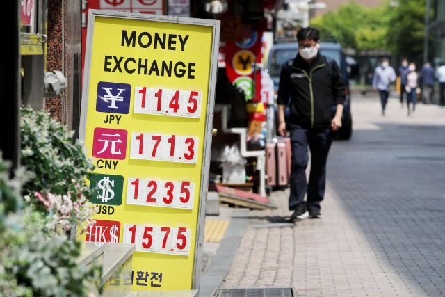 지난달 26일 서울 중구 명동의 한 환전소 앞에 위안화, 달러 등 환율이 표시된 안내판이 놓여있다. /연합뉴스