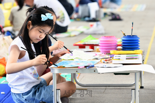 지난해 6월 6일 현충일 그림그리기 대회에 참여한 어린이가 그림을 그리고 있다.   /사진제공=전쟁기념관