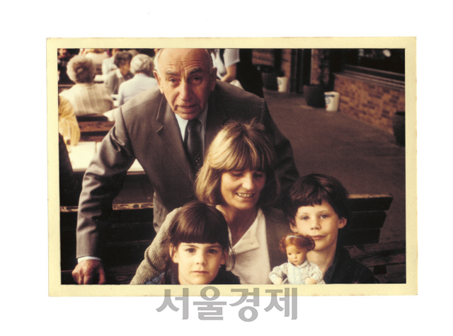 신간 ‘나는 독일인입니다’의 저자이자 주인공인 노라 크루크(사진 맨 앞줄 왼쪽)의 어릴 적 가족사진./사진제공=엘리