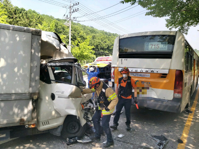 3일 오전 울산시 남구 두왕사거리에서 발생한 버스-트럭 추돌사고 현장에서 구조대원들이 구조활동을 하고 있다. /사진제공=울산소방본부