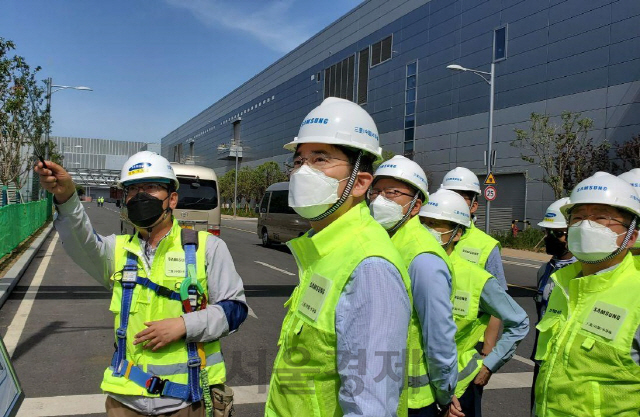 이재용(왼쪽 두번째) 삼성전자 부회장이 지난달 18일 중국 시안 반도체 공장을 찾아 현장을 점검하고 있다. /사진제공=삼성전자
