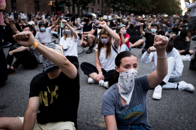 3일(현지시간) 미국 뉴욕에서 조지 플로이드 사망 사건에 항의하는 시위대들이 주먹을 들어올리고 있다. /EPA연합뉴스