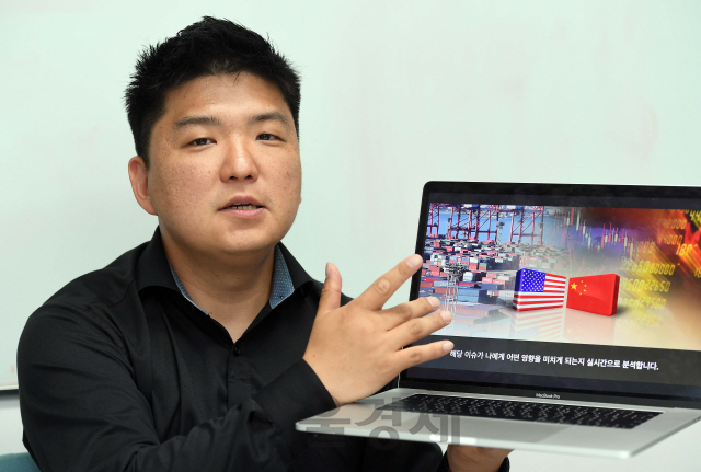 김재윤 딥서치 대표가 서울창업허브에 마련된 딥서치 입주공간에서 딥서치 서비스에 대해 소개하고 있다./이호재기자