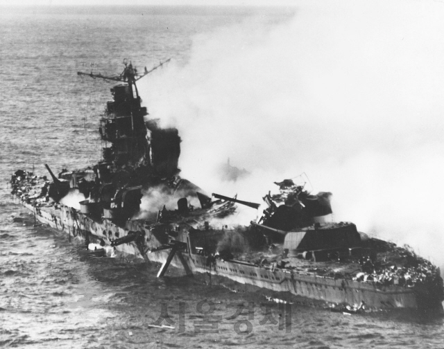 미드웨이 해전에서 미 폭격기의 공격을 받아 처참하게 부서진 일본 순양함 미쿠마호./위키피디아