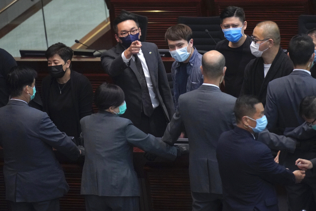 홍콩 의회, '국가법' 통과...야당서 오물 투척 항의
