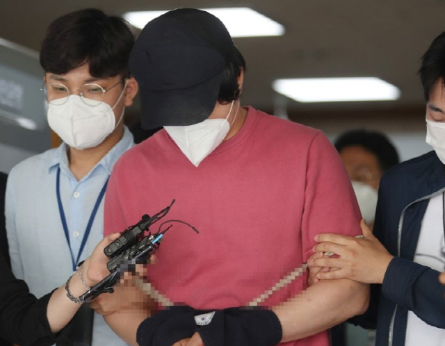 '위법한 체포'…'서울역 묻지마 폭행범' 영장 기각에 피해자 '두려움에 떨게 돼'