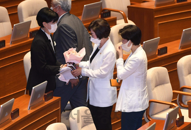 제21대 국회 전반기 국회 부의장에서 선출된 김상희 의원이 5일 국회 본회의장에서 열린 첫 본회의에서 동료의원들의 축하를 받고 있다./권욱기자 2020.6.5
