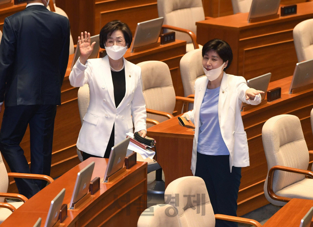 제21대 국회 전반기 국회 부의장에서 선출된 김상희 의원이 5일 국회 본회의장에서 열린 첫 본회의에서 동료의원들의 축하를 받고 있다./권욱기자 2020.6.5