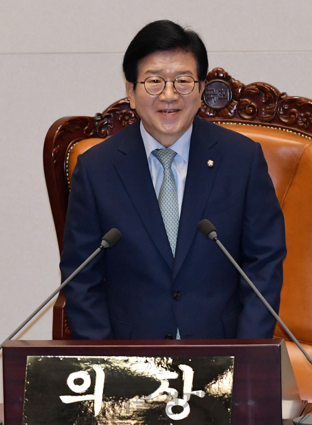 제21대 국회 전반기 국회의장에서 선출된 박병석 의원이 5일 국회 본회의장에서 열린 첫 본회의에서 당선인사를 하고 있다./권욱기자 2020.6.5