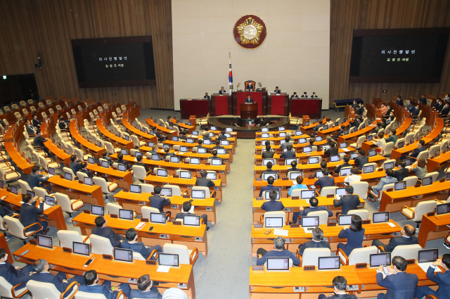 제21대 국회 첫 본회의가 열린 5일 국회 본회의장에서 미래통합당 의원들이 퇴장한 뒤 더불어민주당 김영진 원내총괄수석부대표가 의사진행 발언하고 있다.  /사진=연합뉴스