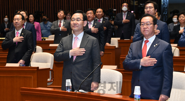 미래통합당 주호영 원내대표 등 의원들이 5일 오전 서울 여의도 국회에서 열린 의원총회에서 국민의례를 하고 있다./권욱기자 2020.6.5