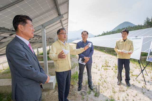 박종호(사진 왼쪽에서 두 번째) 산림청장이 고성군 산지 태양관시설 현장점검을 하고 있다. 사진제공=산림청