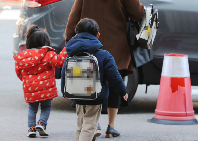 한 어린이집에서 긴급보육을 마친 어린이와 학부모가 하원하고 있다./연합뉴스