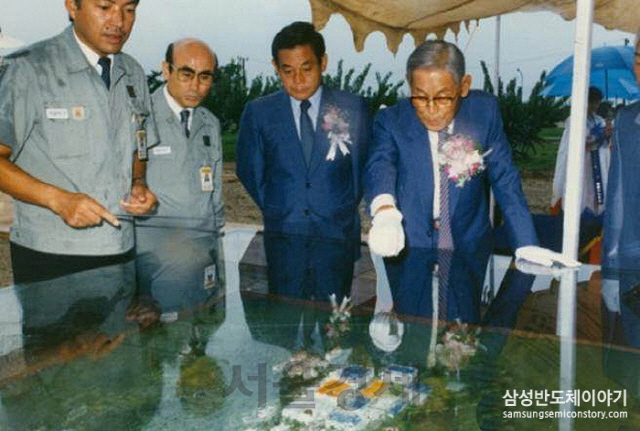 지난 1987년 반도체 3라인 착공식에 함께 한 이병철(오른쪽) 삼성그룹 창업주와 이건희(오른쪽 두번째) 삼성전자 회장.