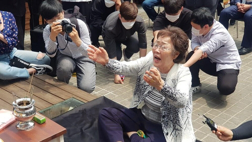 이용수 할머니가 6일 희움역사관에서 열린 대구·경북 일본군 위안부 피해자 추모제에 참석해 울먹이고 있다./대구=연합뉴스