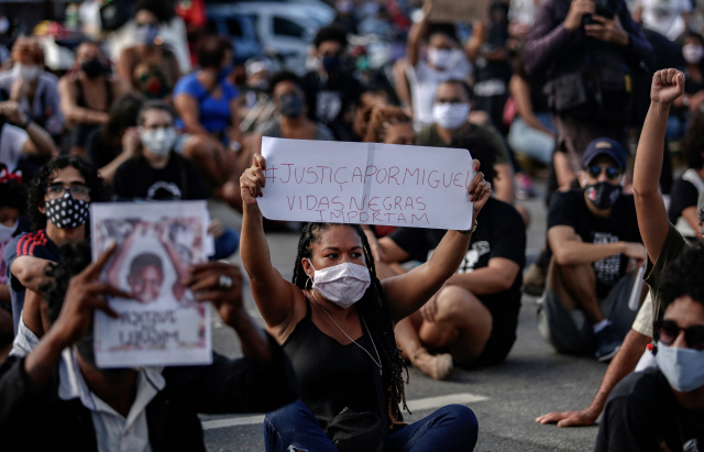 5일(현지시간) 브라질 북동부 페르남부쿠주 헤시피에서 시민들이 모여 5살 흑인 소년의 사망에 항의하는 시위를 벌이고 있다. /AFP연합뉴스