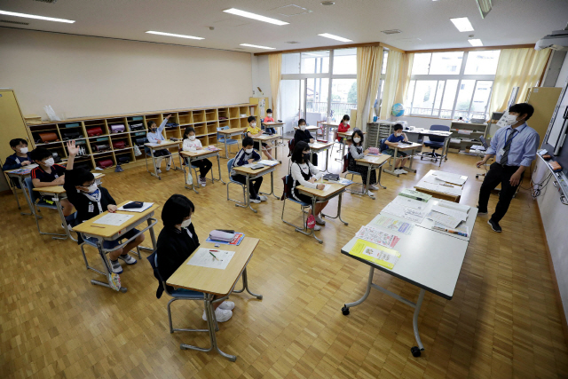 일본 도쿄의 초등학생들이 코로나19 긴급사태 해제 일주일이 지난 1일 ‘사회적 거리두기’를 실천하며 교실에 앉아 있다. /AFP연합뉴스