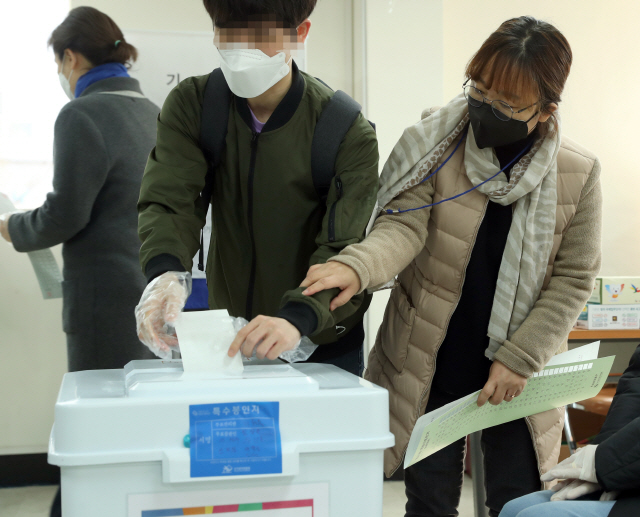 한 시각장애인이 지난 4월 10일 오전 서울 구로구 오류1동 주민자치센터에서 제21대 국회의원 총선거의 사전투표를 하고 있다. /연합뉴스