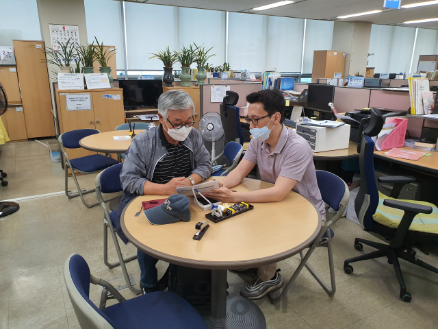 성동구(오른쪽) 관계자가 관내 임대주택사업자에게 임대차 관련 행정서비스를 제공하고 있다./사진제공=성동구