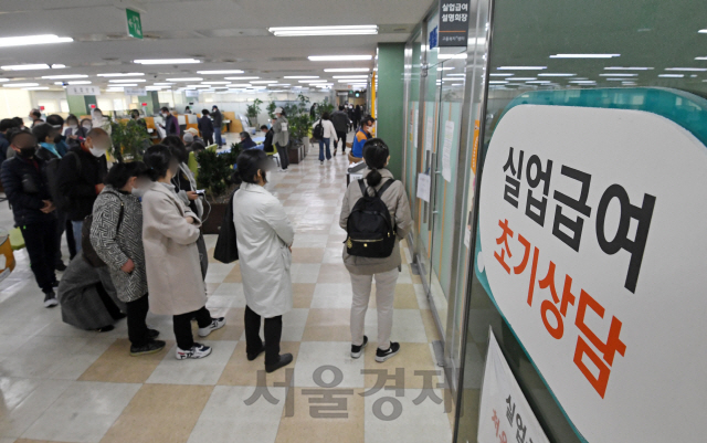 서울 중구 고용복지플러스센터를 찾은 사람들이 실업급여 설명회를 듣기 위해 줄지어 있다. 3월과 4월에 이어 5월에도 취업자수가 마이너스를 기록할 것으로 전망된다./성형주기자